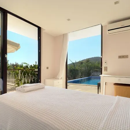 Sleeps 6 Pool Air Con Wifi Willa