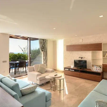 Sleeps 6 Pool Air Con Wifi Willa