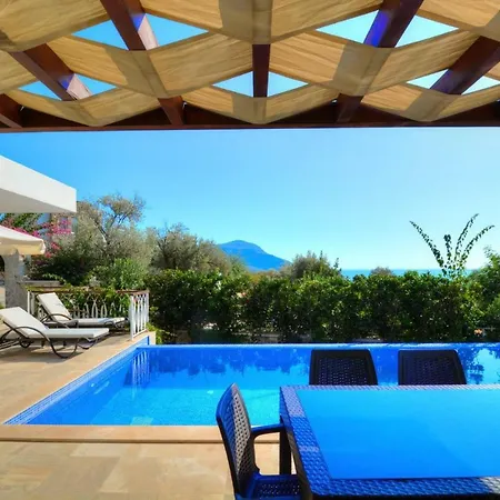 Villa Sleeps 6 Pool Air Con Wifi *